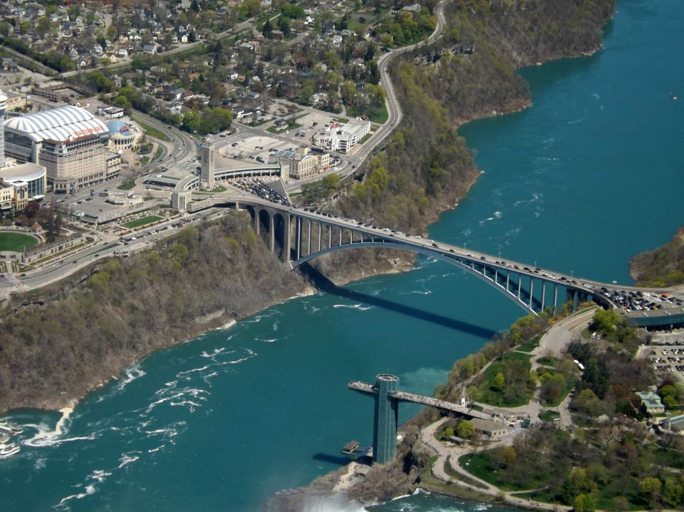 Rainbow-Bridge-in-Niagara-Falls